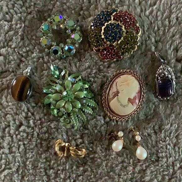 Fantastic vintage bundle!! Brooches, clip earrings and pendants. - Picture 2 of 4